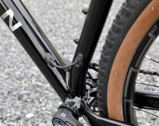 Detail image that shows the dropper post housing running from the downtube to the seattube